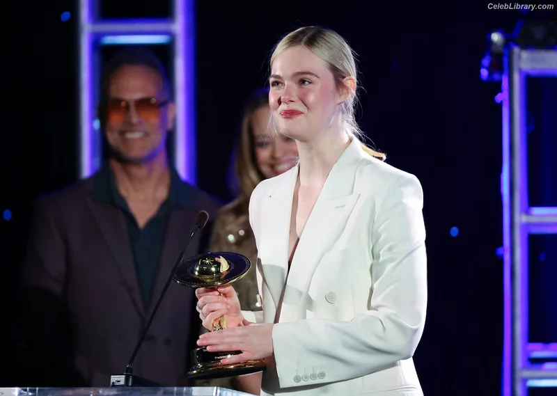 Elle Fanning photo 20 of 4114