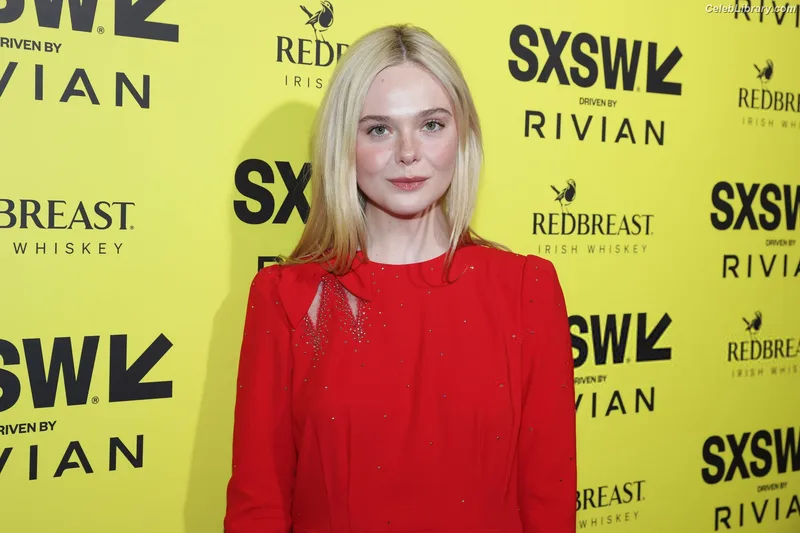 Elle Fanning photo 23 of 4114