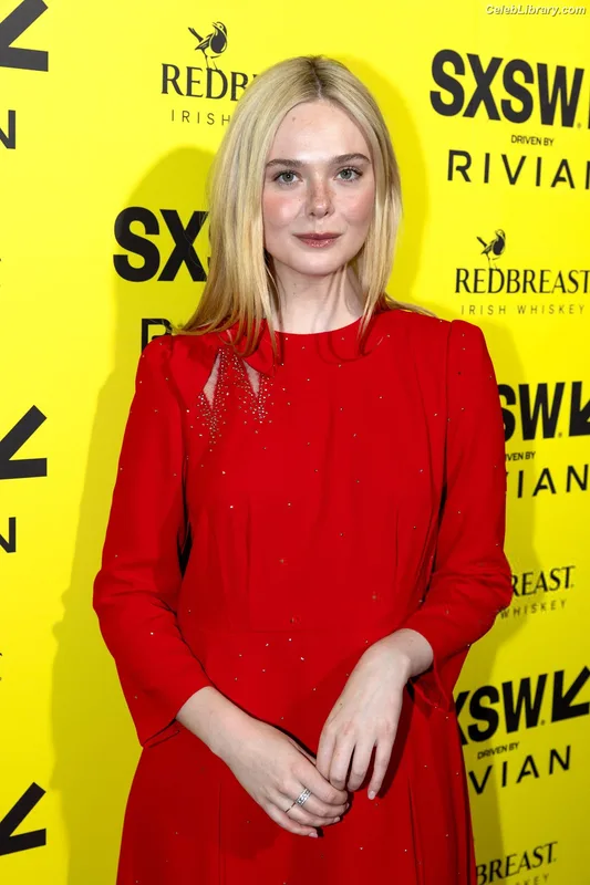 Elle Fanning photo 24 of 4114