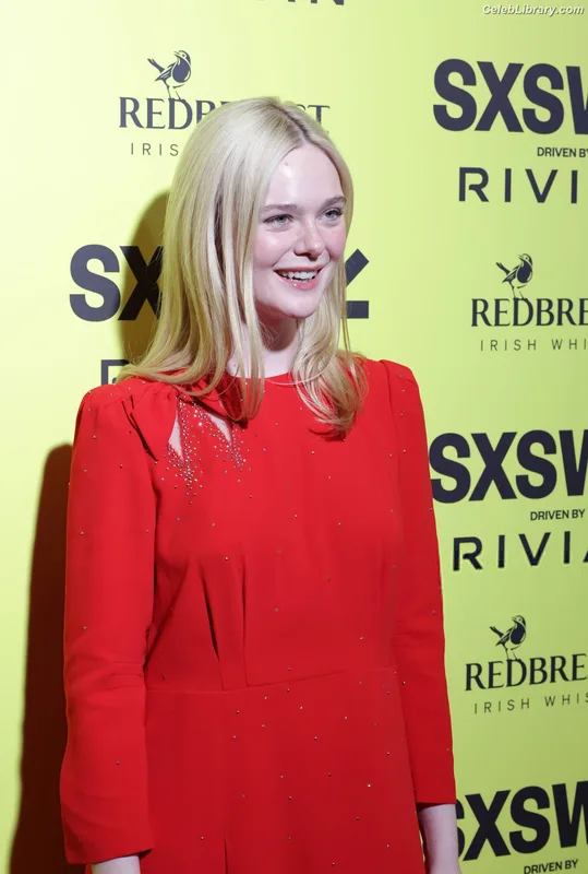 Elle Fanning photo 1 of 4114
