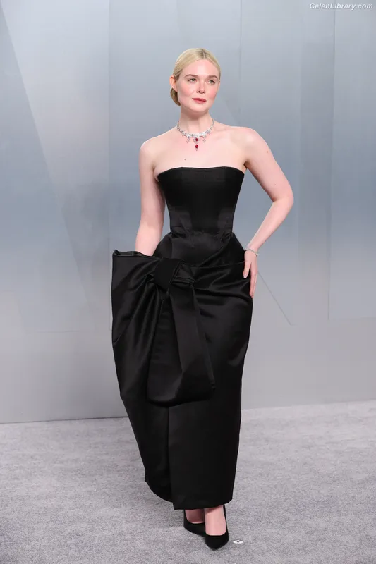 Elle Fanning photo 7 of 4114