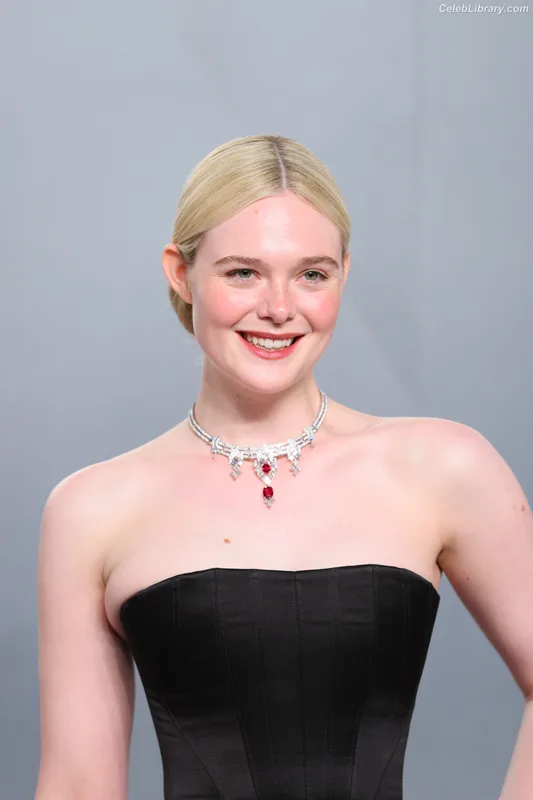 Elle Fanning photo 9 of 4114