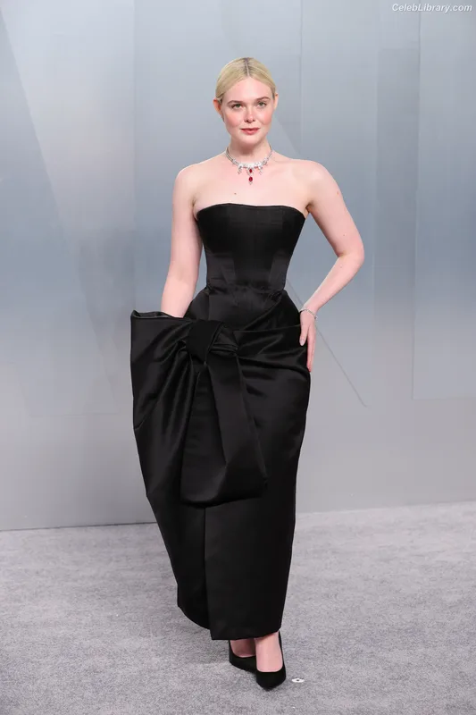 Elle Fanning photo 10 of 4114