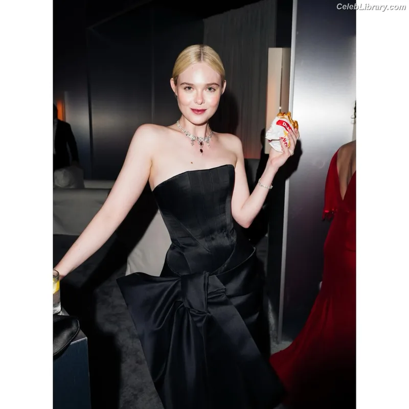 Elle Fanning photo 9 of 4114