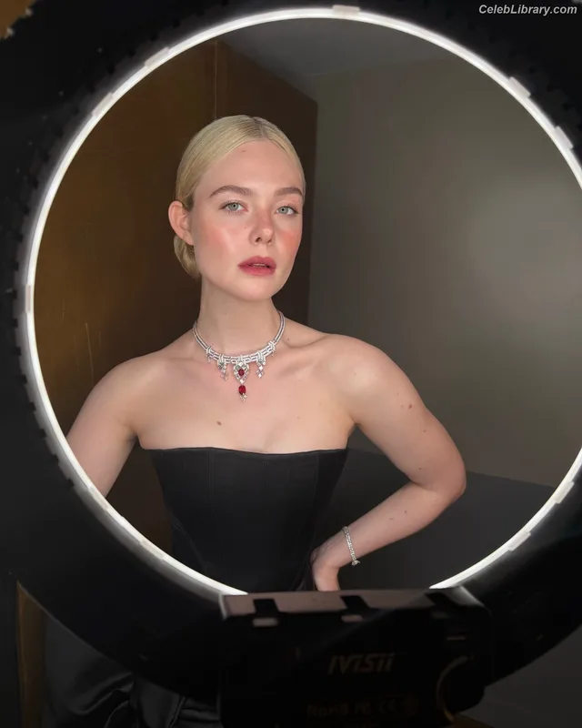Elle Fanning photo 17 of 4114