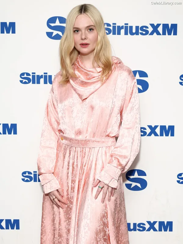 Elle Fanning photo 19 of 4114