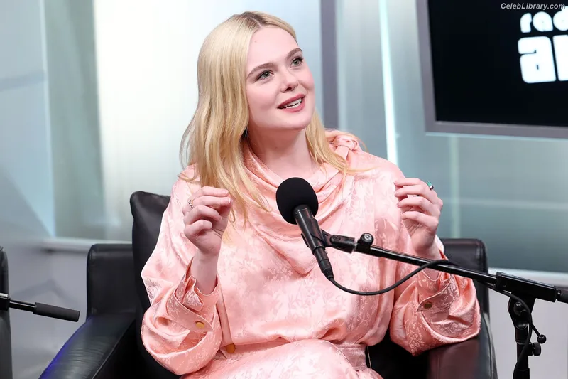 Elle Fanning photo 1 of 4114