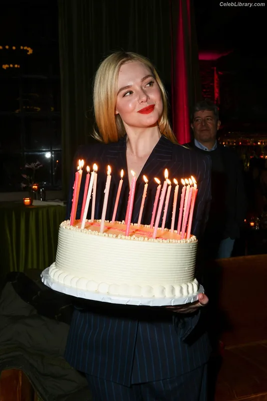Elle Fanning photo 4 of 4114