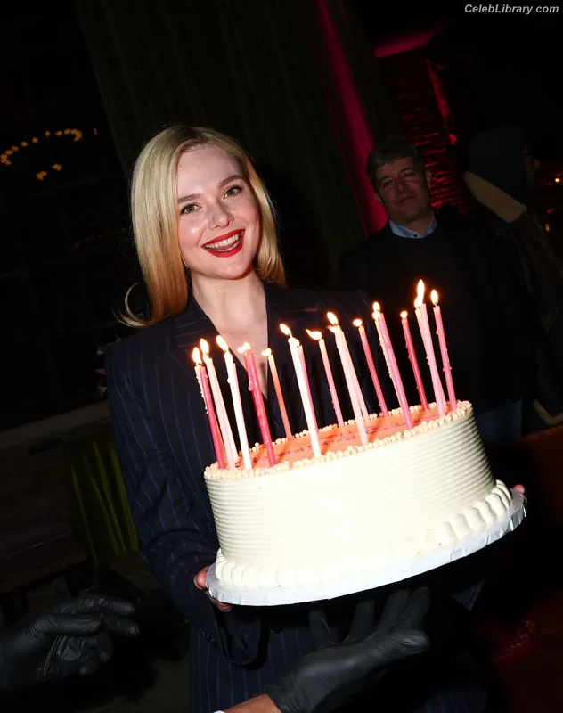 Elle Fanning photo 5 of 4114