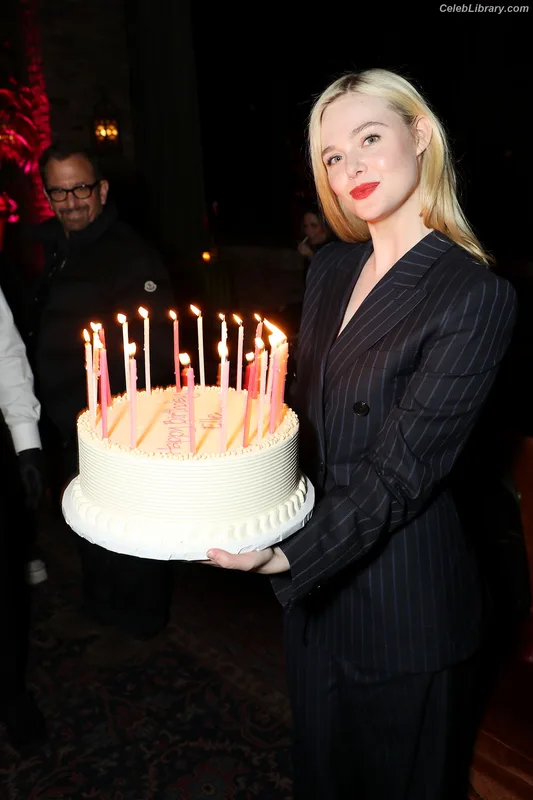 Elle Fanning photo 8 of 4114