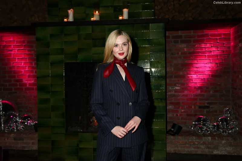 Elle Fanning photo 10 of 4114