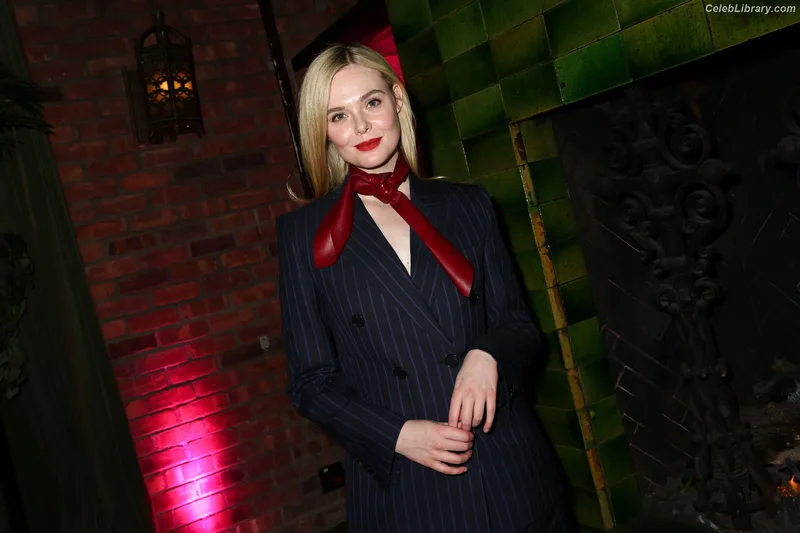 Elle Fanning photo 11 of 4114