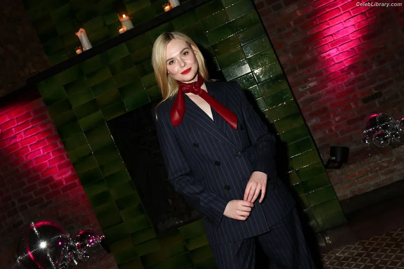 Elle Fanning photo 12 of 4114