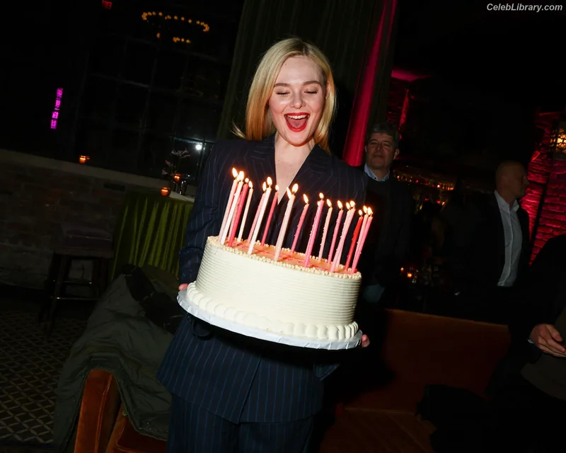 Elle Fanning photo 13 of 4114