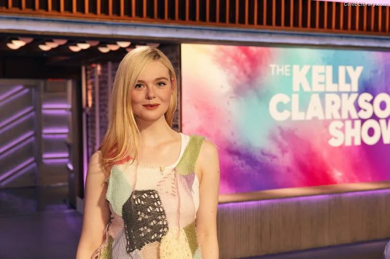 Elle Fanning photo 11 of 4114
