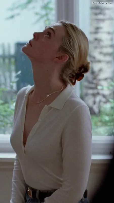 Elle Fanning photo 11 of 4114