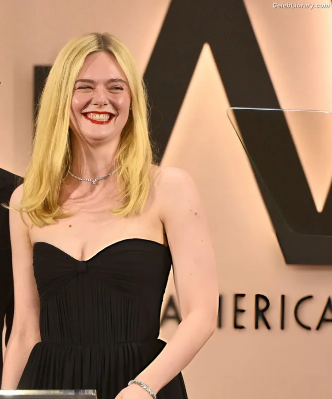Elle Fanning photo 14 of 4114
