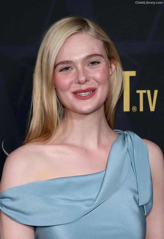 Elle Fanning photo 24 of 4114