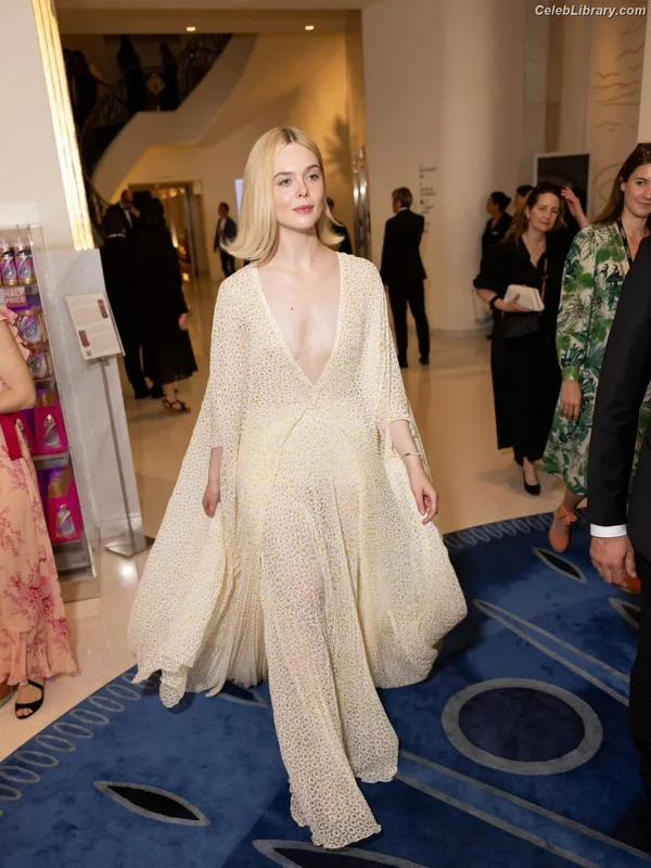 Elle Fanning photo 15 of 4114