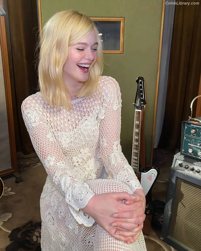 Elle Fanning photo 2 of 4114