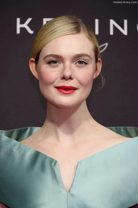 Elle Fanning photo 17 of 4114