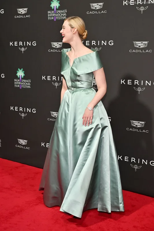 Elle Fanning photo 19 of 4114