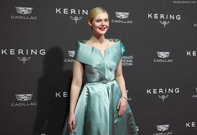 Elle Fanning photo 20 of 4114