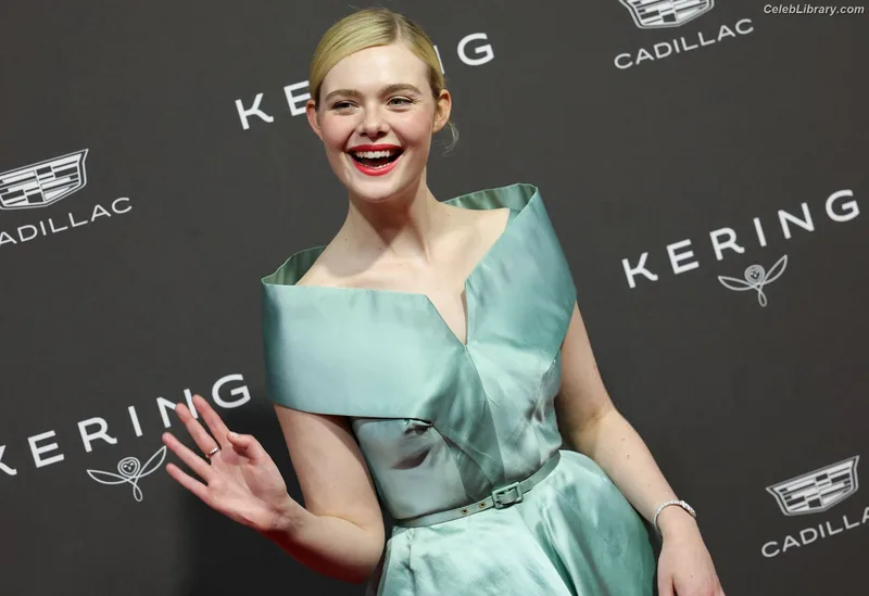 Elle Fanning photo 21 of 4114