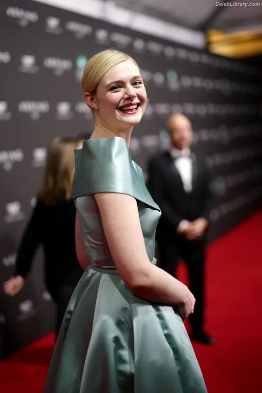 Elle Fanning photo 10 of 4114