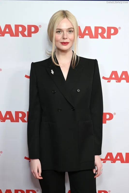 Elle Fanning photo 12 of 4114
