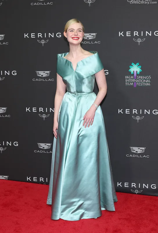 Elle Fanning photo 19 of 4114