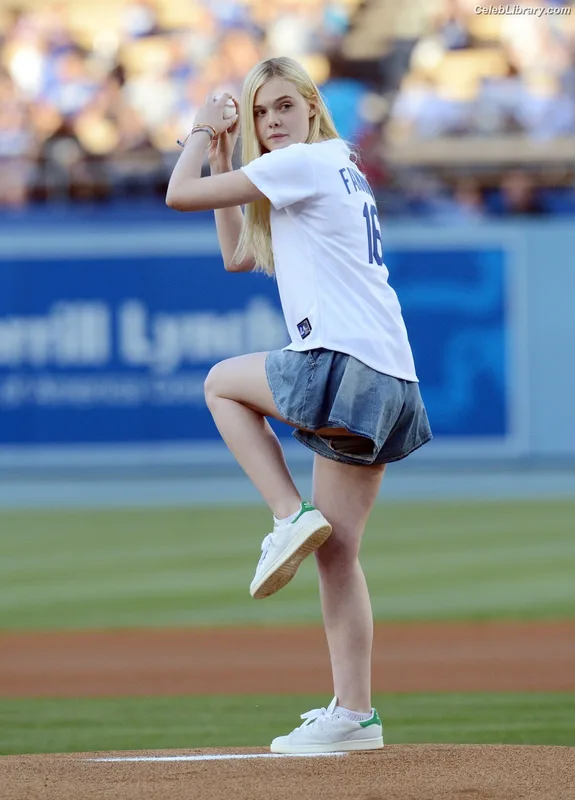 Elle Fanning photo 13 of 4114