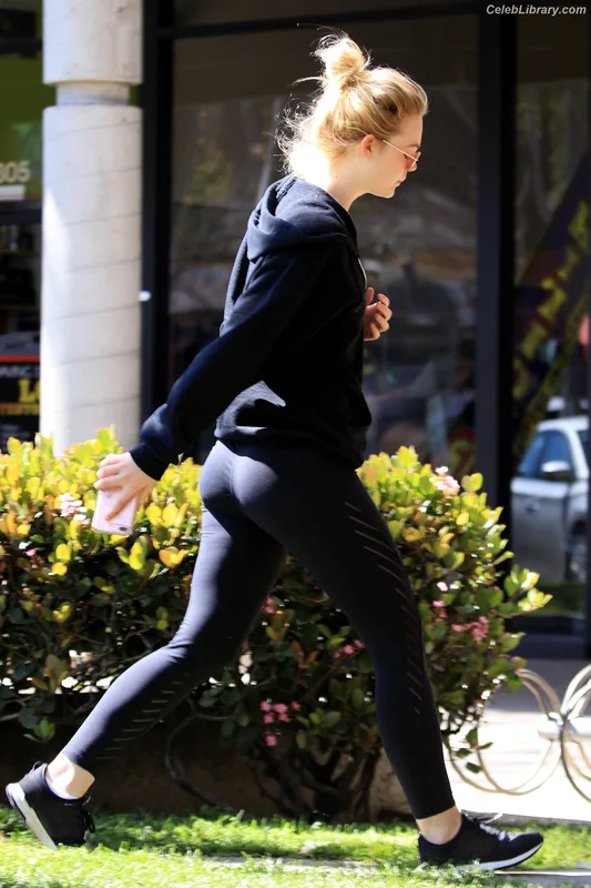 Elle Fanning photo 18 of 4114