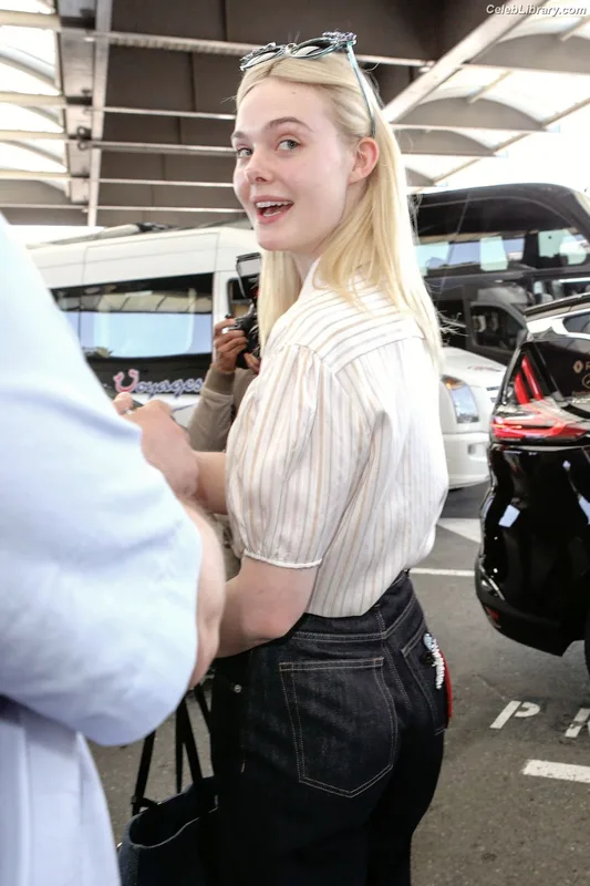 Elle Fanning photo 19 of 4114