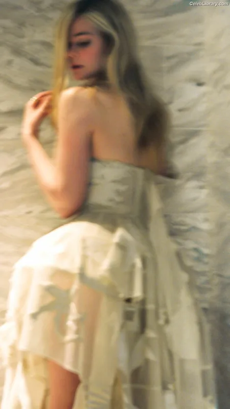 Elle Fanning photo 24 of 4114