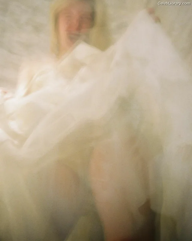 Elle Fanning photo 1 of 4114
