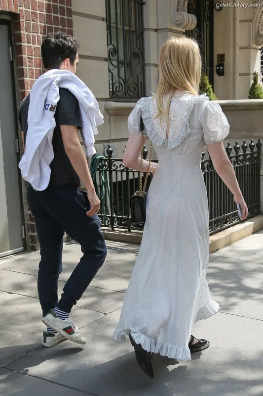 Elle Fanning photo 4 of 4114