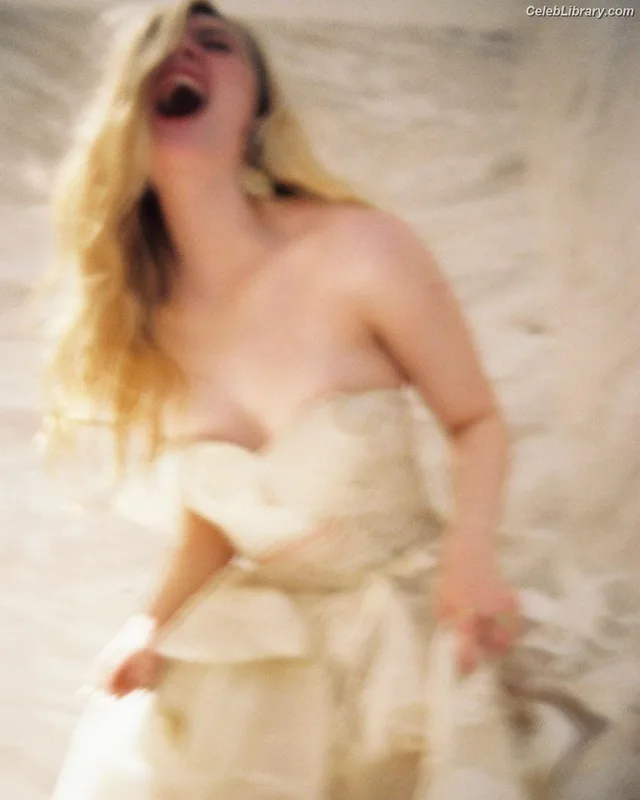 Elle Fanning photo 5 of 4114