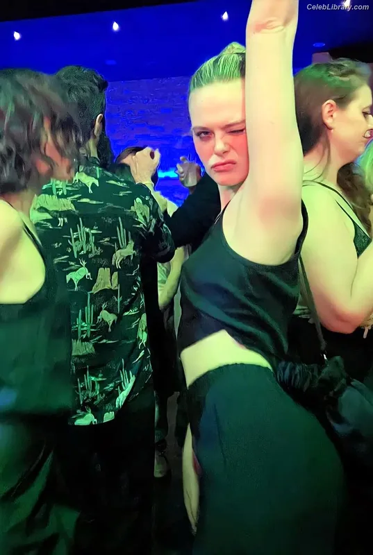 Elle Fanning photo 10 of 4114