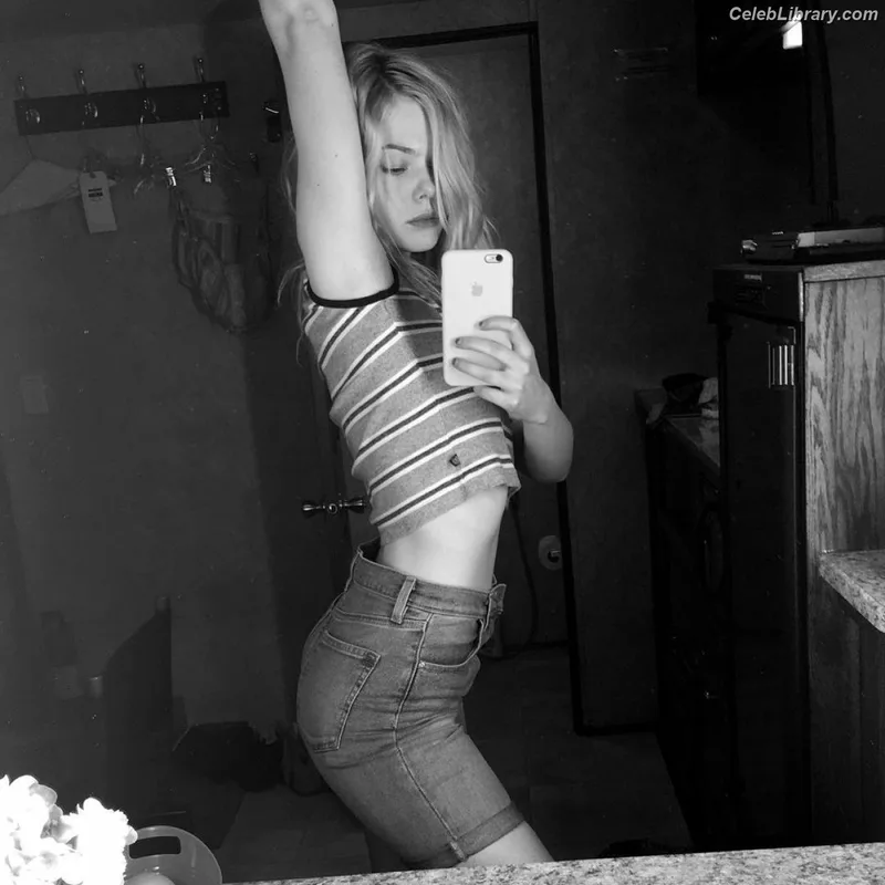 Elle Fanning photo 13 of 4114