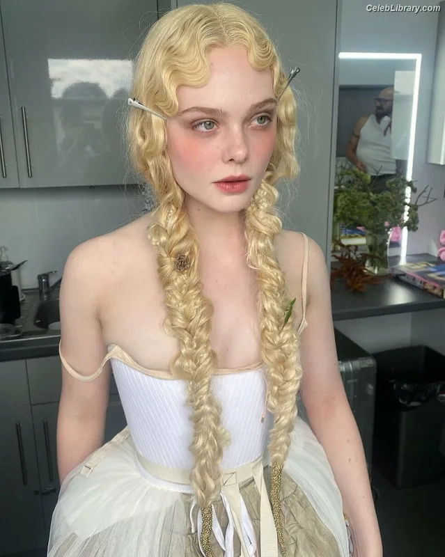 Elle Fanning photo 22 of 4114