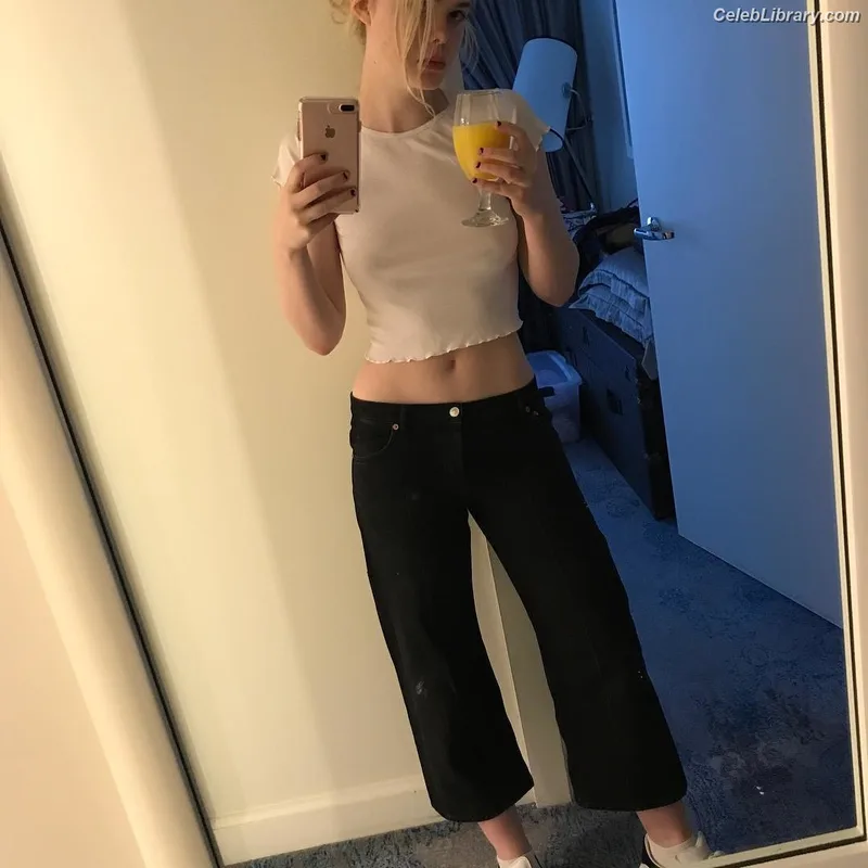 Elle Fanning photo 22 of 4114