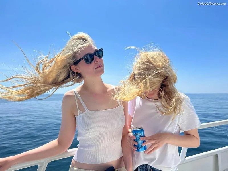 Elle Fanning photo 6 of 4114