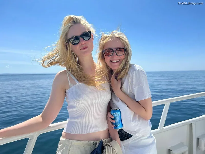 Elle Fanning photo 7 of 4114