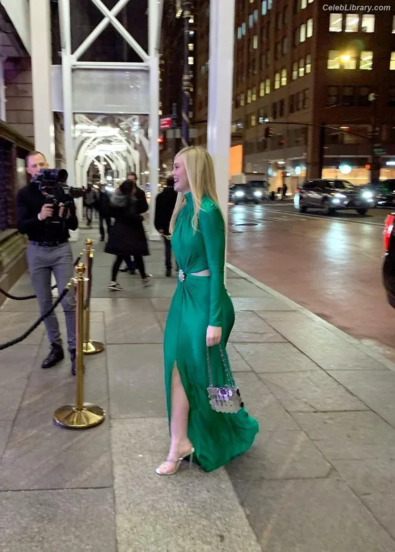 Elle Fanning photo 10 of 4114