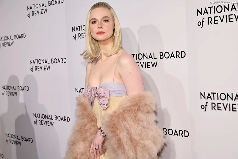 Elle Fanning photo 8 of 4114