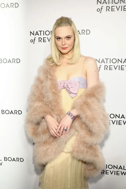 Elle Fanning photo 3 of 4114