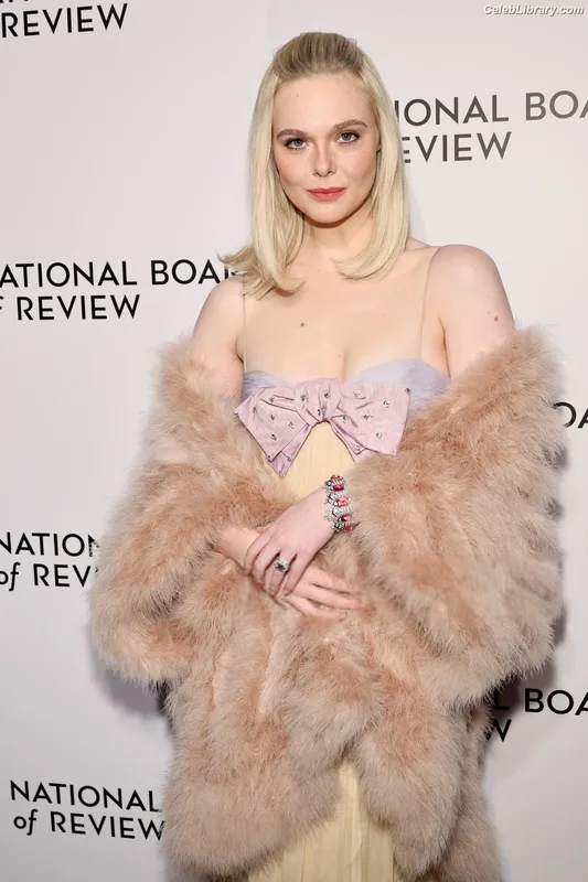 Elle Fanning photo 9 of 4114