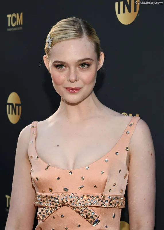 Elle Fanning photo 16 of 4114