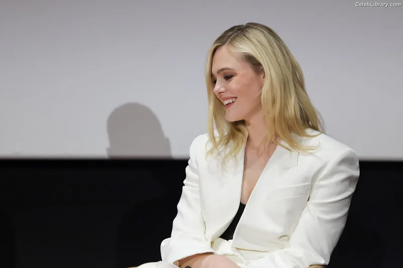 Elle Fanning photo 7 of 4114
